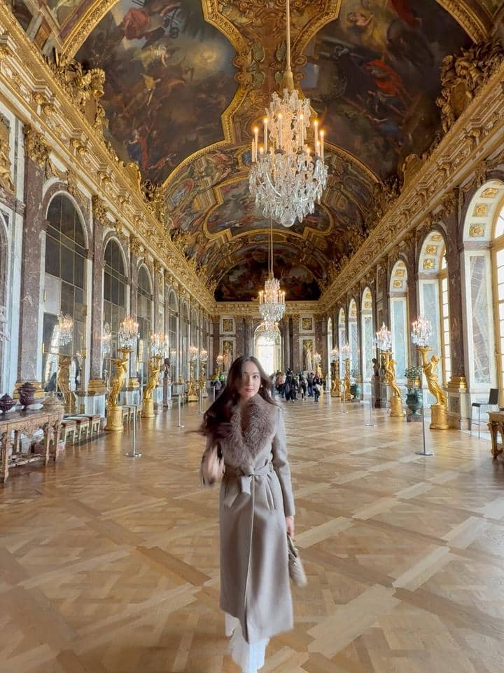 Laura Moane mengunjungi Palace of Versailles di Paris