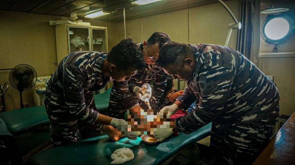 Helikopter Panther HS-1302 milik TNI Angkatan Laut (AL) berhasil mengevakuasi seorang anak berusia sembilan tahun warga Dusun Kuala Pusung Kapal, Aceh Tamiang, yang mengalami patah kaki. Kini ia dirawat di KRI dr Soeharso-990 (dok. Dispenal)