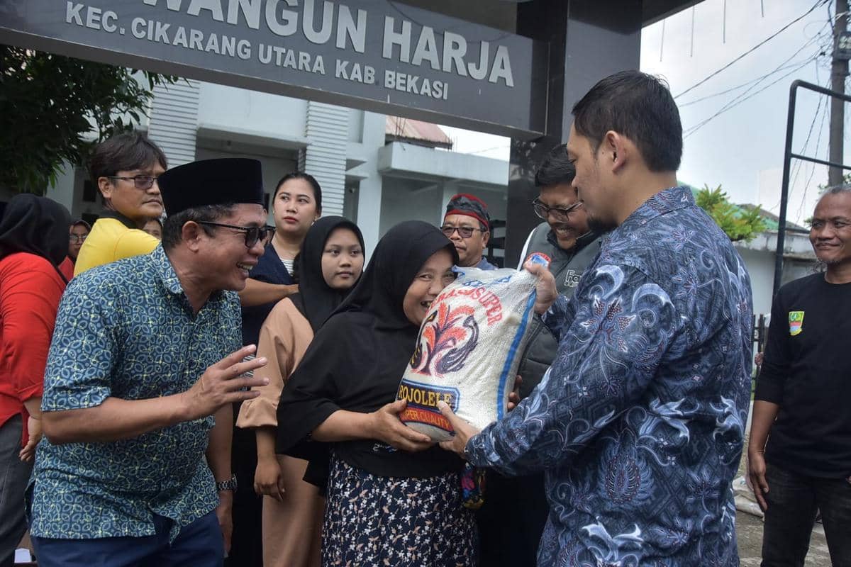 Perusahaan di Bekasi bagi-bagi beras