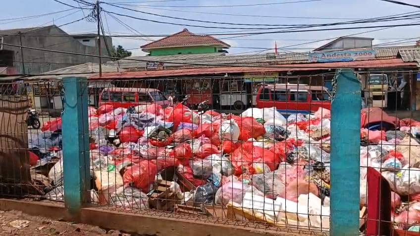 Tumpukan Sampah Depan Puskesmas Serpong 1 Ganggu Pelayanan (IDN Times/Muhamad Iqbal)