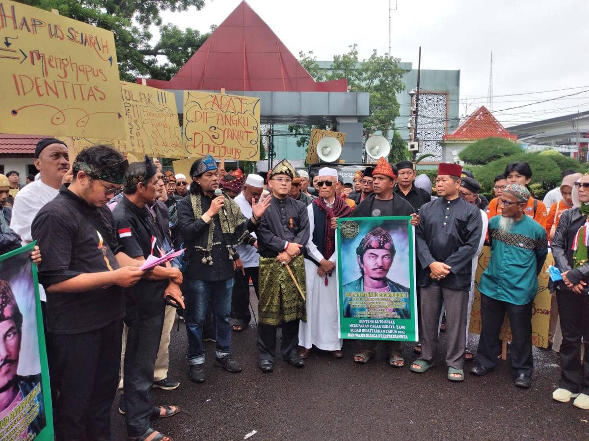 Ratusan Masa Gelar Aksi Penyelamatan BKB di Kantor Gubernur Sumsel.