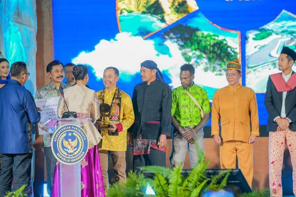Foto 1 - Tiga Desa Bakti BCA Sabet Wonderful Indonesia Award 2025 dari Kementerian Pariwisata RI.jpeg