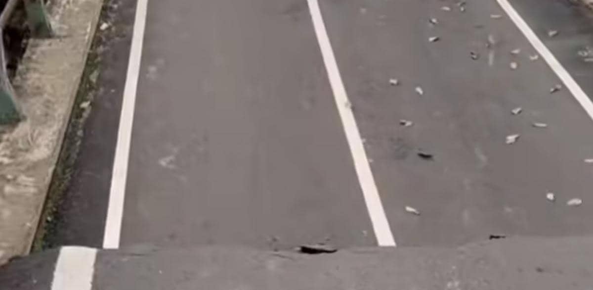 Patahan jembatan di Prabumulih akibat hujan deras di Sungai Kelekar