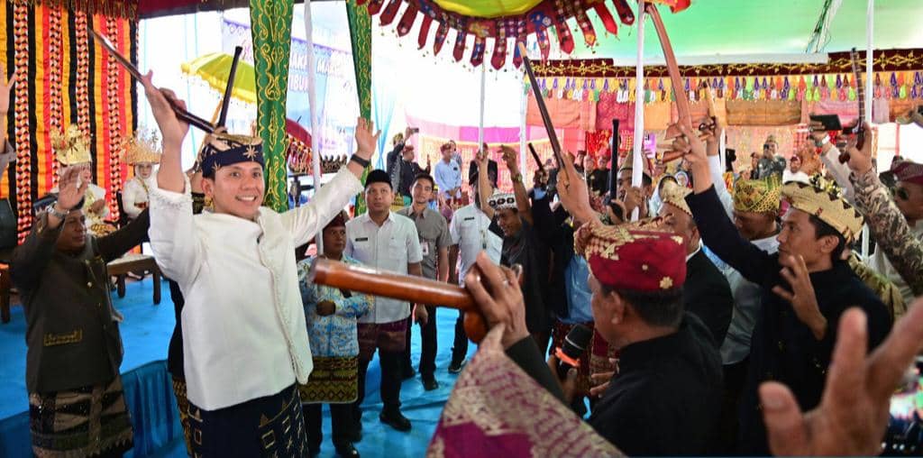 Bupati Lampung Selatan, Radityo Egi Pratama, menerima gelar Pengikhan Penata Marga dalam perhelatan Cangget Bagha Marga Katibung