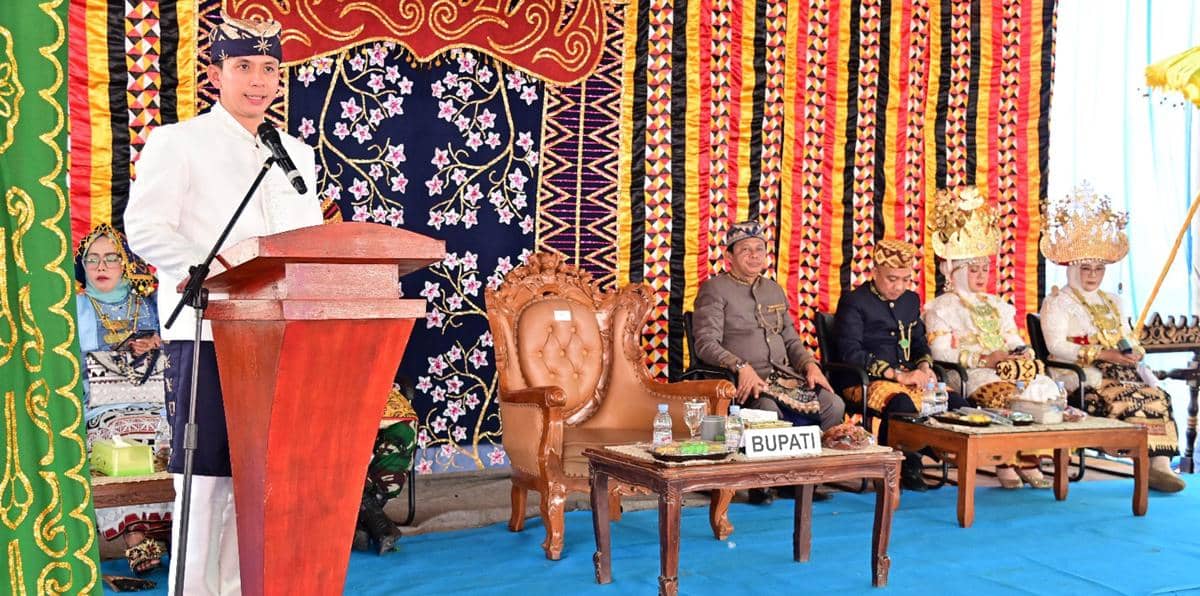 Bupati Lampung Selatan, Radityo Egi Pratama, menerima gelar Pengikhan Penata Marga dalam perhelatan Cangget Bagha Marga Katibung