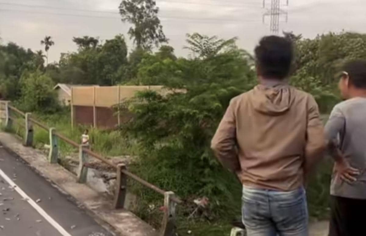 Patahan jembatan di Prabumulih akibat hujan deras di Sungai Kelekar