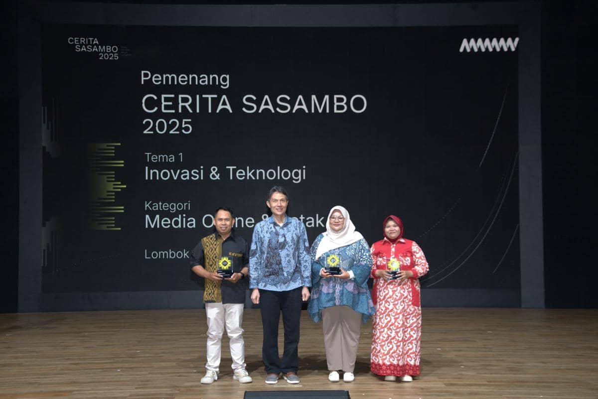 Jurnalis IDN Times, Linggauni (kedua kanan) bersama Presiden Direktur PT Amman Mineral Internasional Tbk, Arief Sidarto pada Anugerah Karya Jurnalistik AMMAN 2025, Kamis (11/12/2025). (Dok.AMMAN)