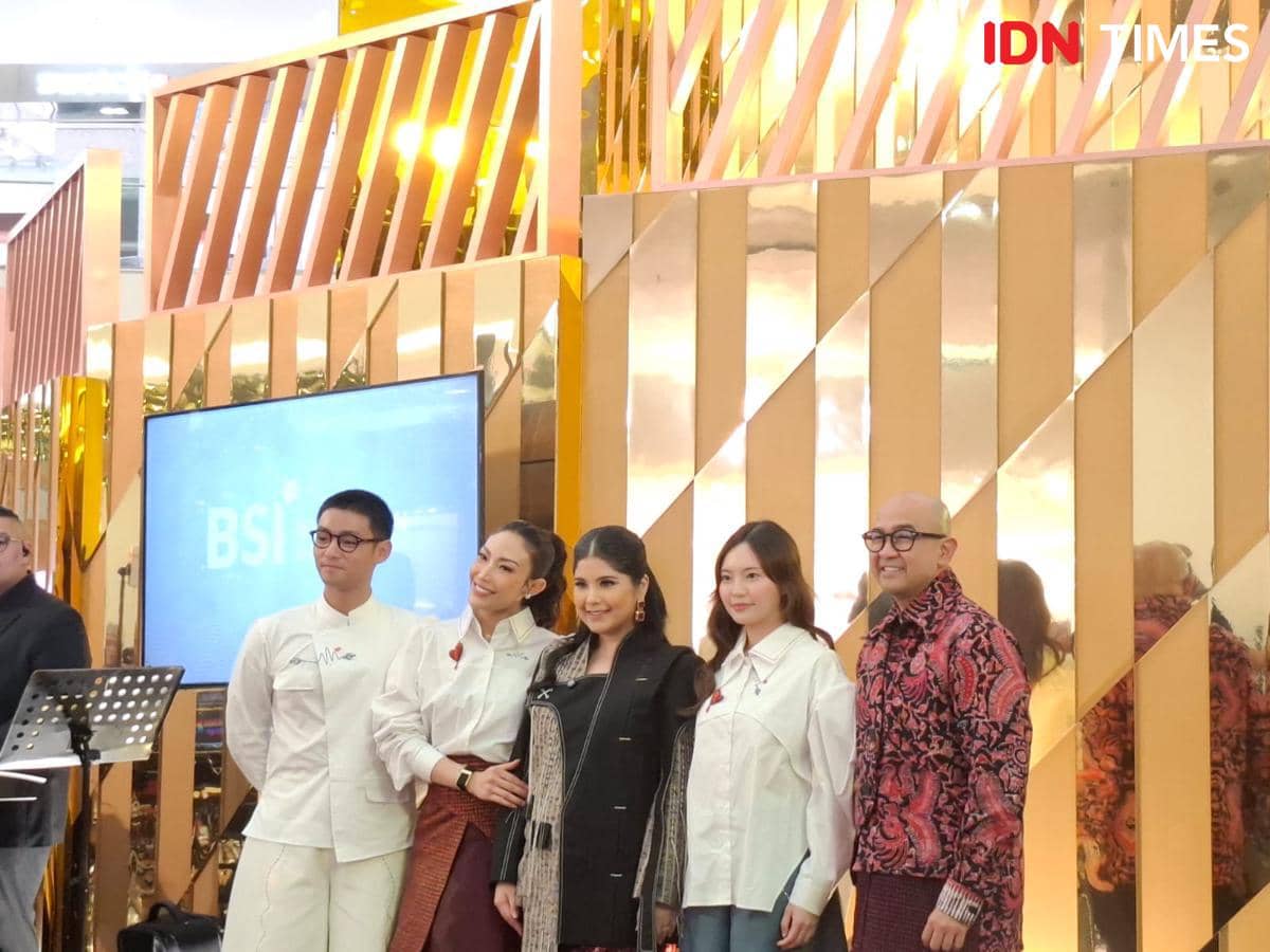 Ayu Dewi, Erika Richardo, dan Jerhemy Owen bersama Ketua Umum Yayasan Jantung Indonesia Annisa Pohan di Senayan City
