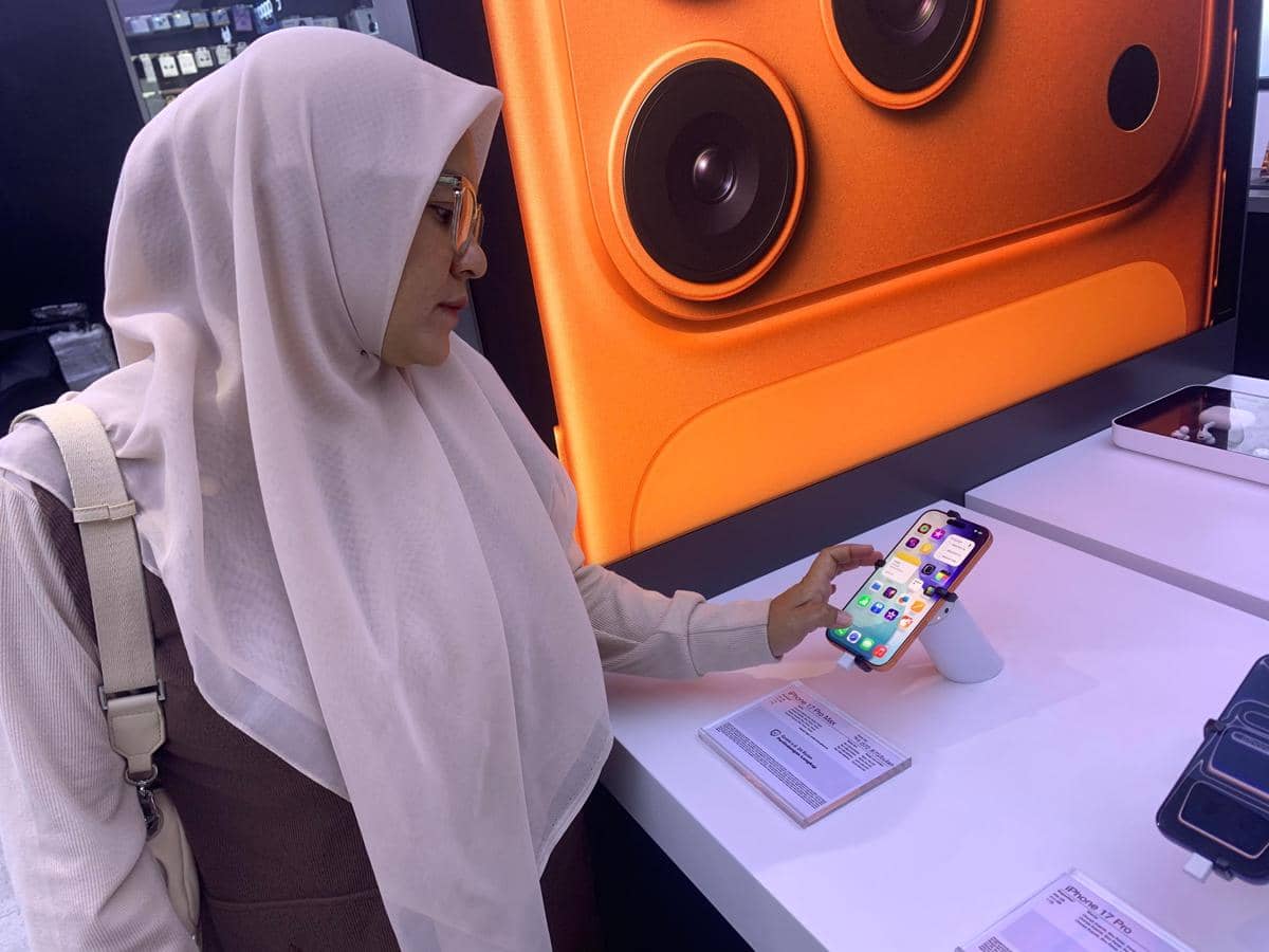 Pengunjung melihat smartphone di Blibli store Delipark Mall Medan (IDN Times/Doni Hermawan)