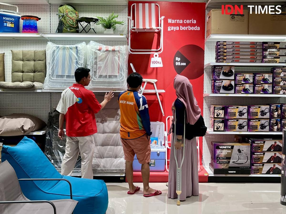 Pengunjung, Meta (kanan) saat melihat perlengkapan rumah tangga di AZKO Ngaliyan Kota Semarang. (IDN TImes/Dhana Kencana)