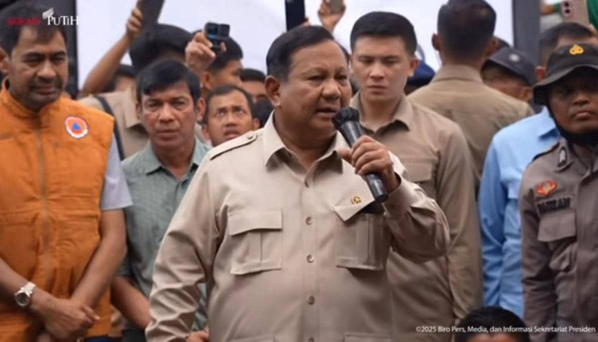 Presiden Prabowo berkunjung ke Posko Pengungsian Jembatan Aceh Tamiang, Jumat (12/12/2025) (Youtube.com/Sekretariat Presiden)