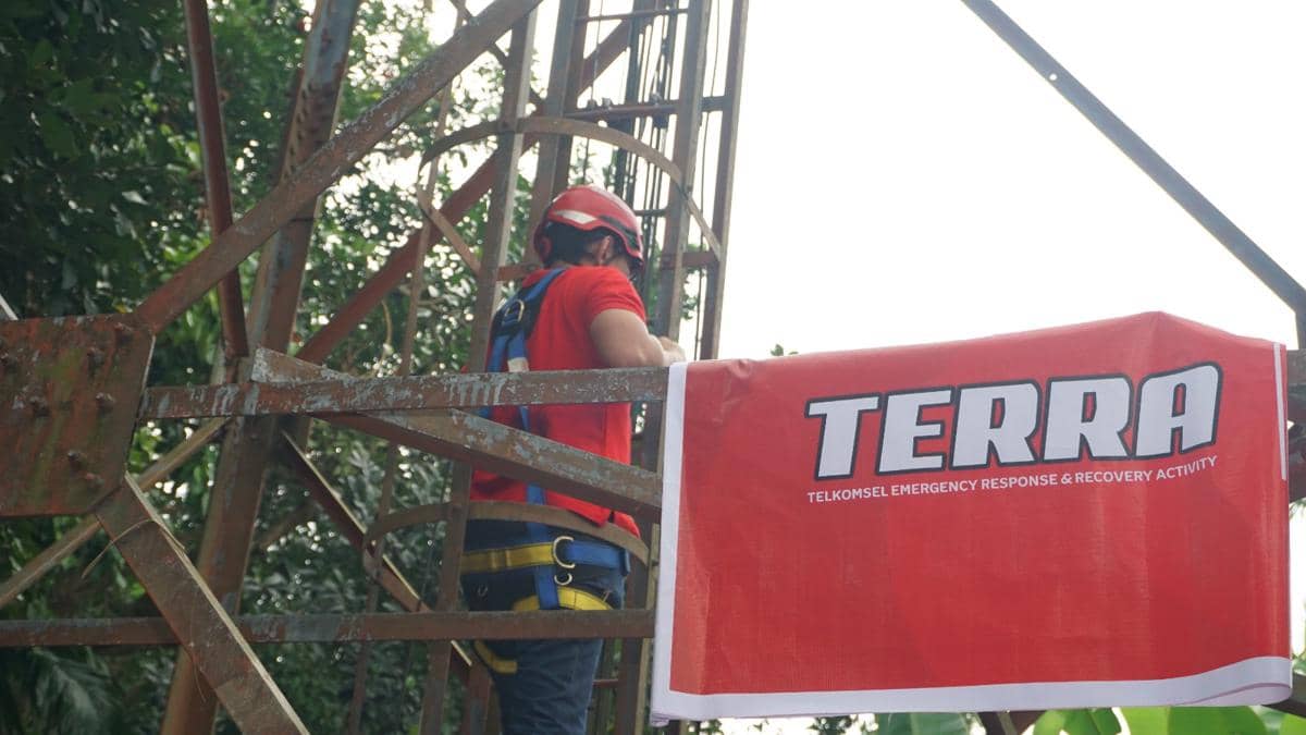 Petugas sedang melakukan upaya pemulihan jaringan Telkomsel di Aceh Tamiang (dok.Telkomsel)