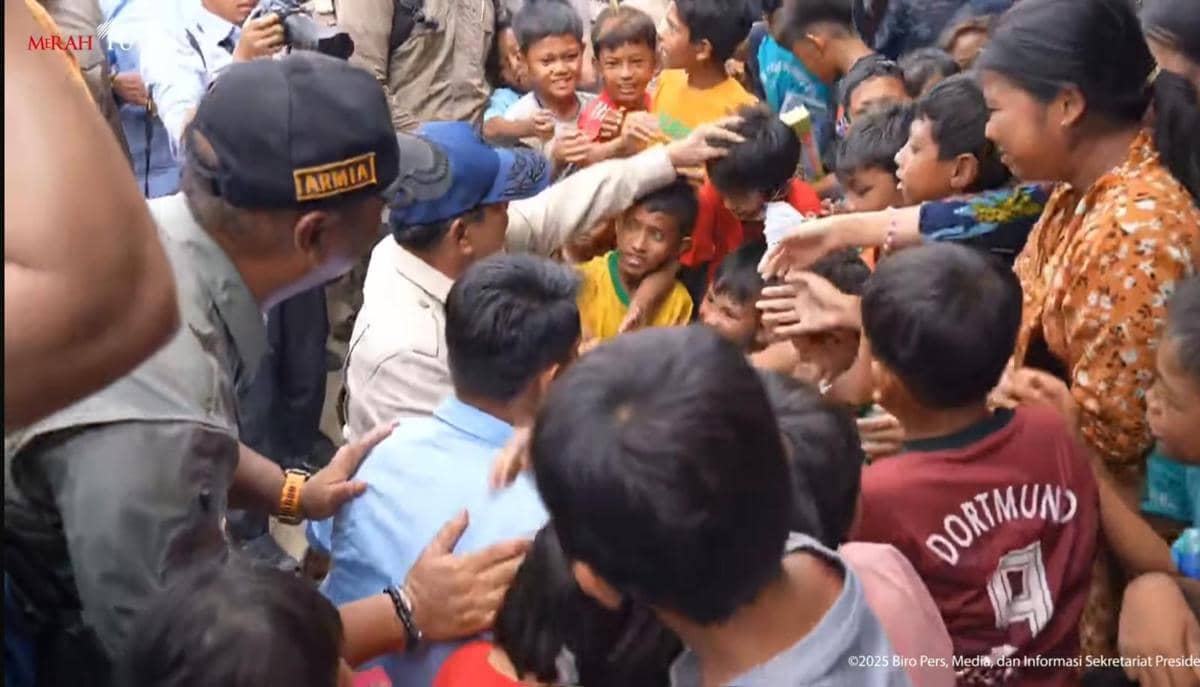 Presiden Prabowo berkunjung ke Posko Pengungsian Jembatan Aceh Tamiang, Jumat (12/12/2025) (Youtube.com/Sekretariat Presiden)