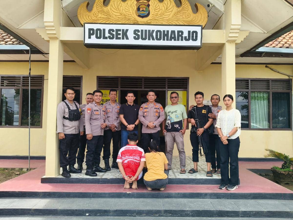 Pasutri RA dan BP digelandang dan ditahan personel Polsek Sukoharjo.