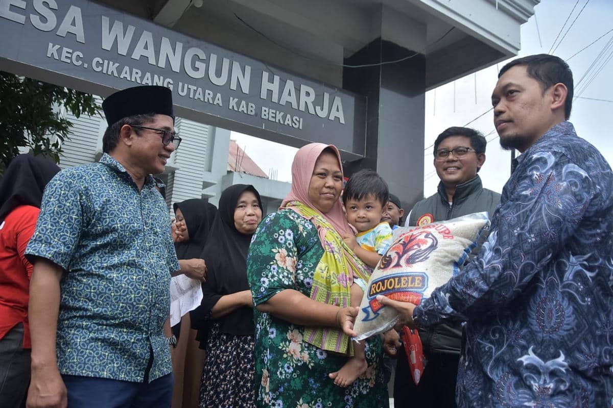 Perusahaan di bekasi bagi-bagi beras