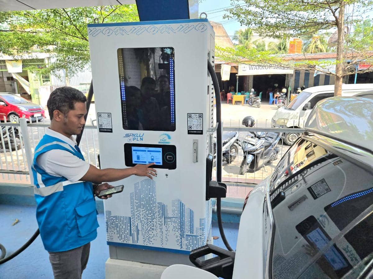 Petugas PLN tengah melakukan isi daya mobil listrik di SPKLU PLN UP3 Bulukumba. (Dok. PLN UID Sulselrabar)