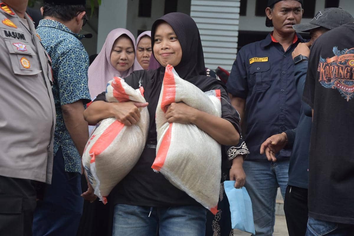 Perusahaan di Bekasi bagi-bagi beras warga
