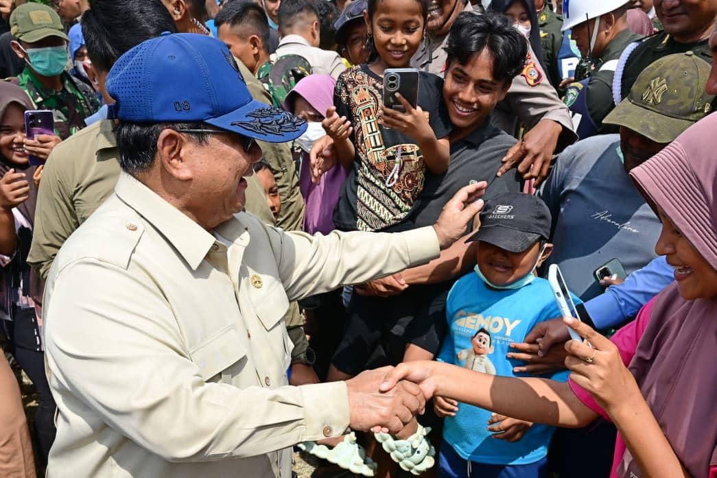 Presiden Prabowo meninjau Posko Pengungsian Jembatan Aceh Tamiang pada Jumat (12/12/2025) (dok. Sekretariat Presiden)