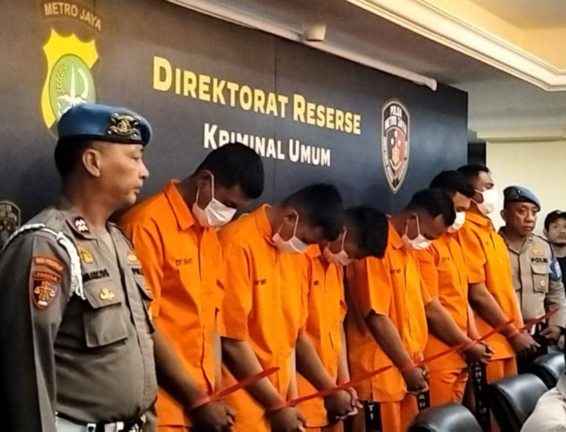 Sebanyak enam polisi jadi tersangka kasus pengeroyokan dua debt collector atau mata elang di Kalibata, Jakarta Selatan.