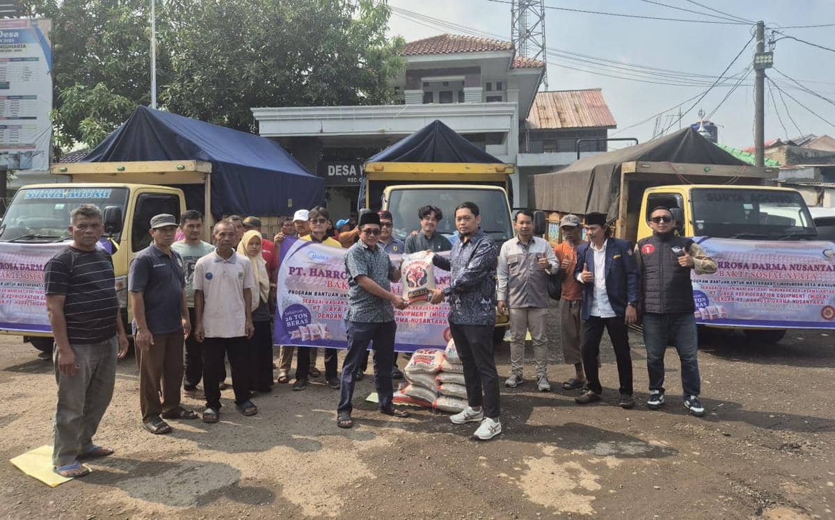 Warga di Cikarang mendapat bantuan beras