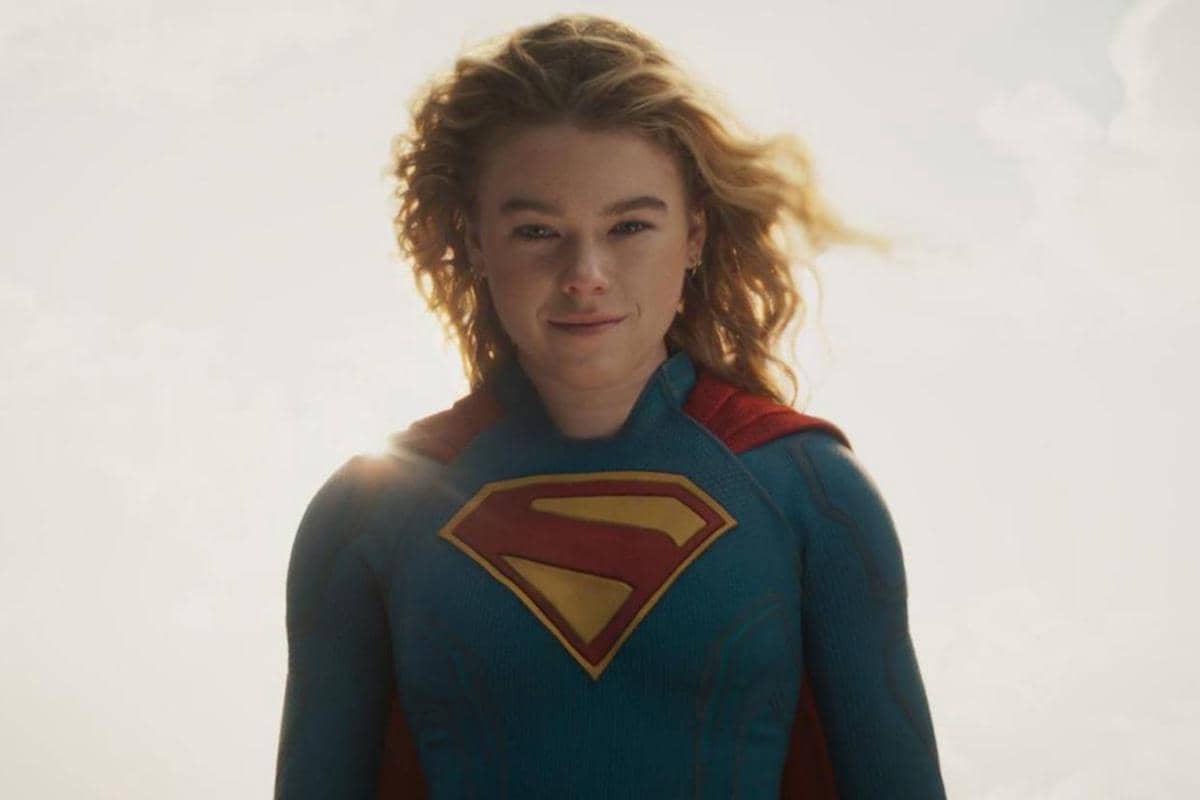 Supergirl dalam balutan kostum merah-biru.jpg