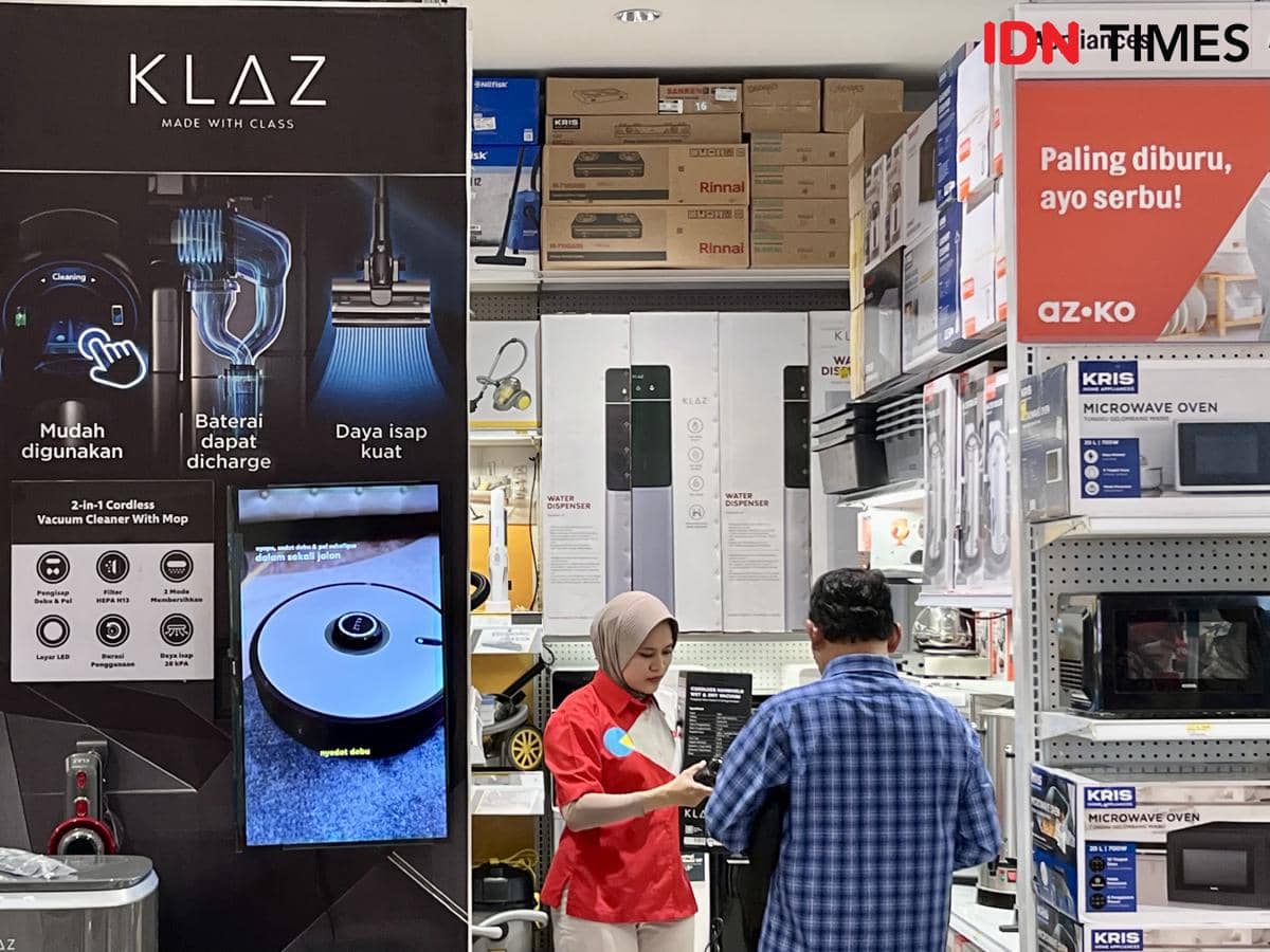 Pengunjung melihat dan berkonsultasi perlengkapan rumah tangga di AZKO Ngaliyan Kota Semarang. (IDN TImes/Dhana Kencana)