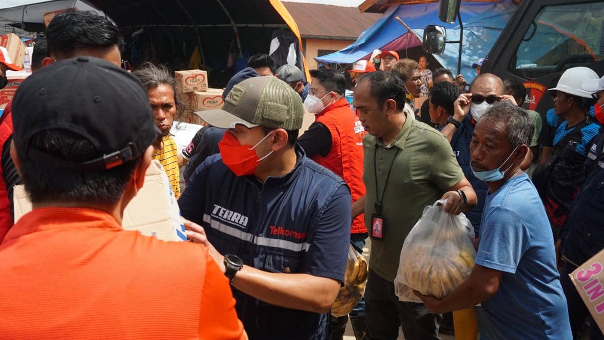 Telkomsel menyalurkan bantuan ke korban banjir Sumatra (dok.Telkomsel)