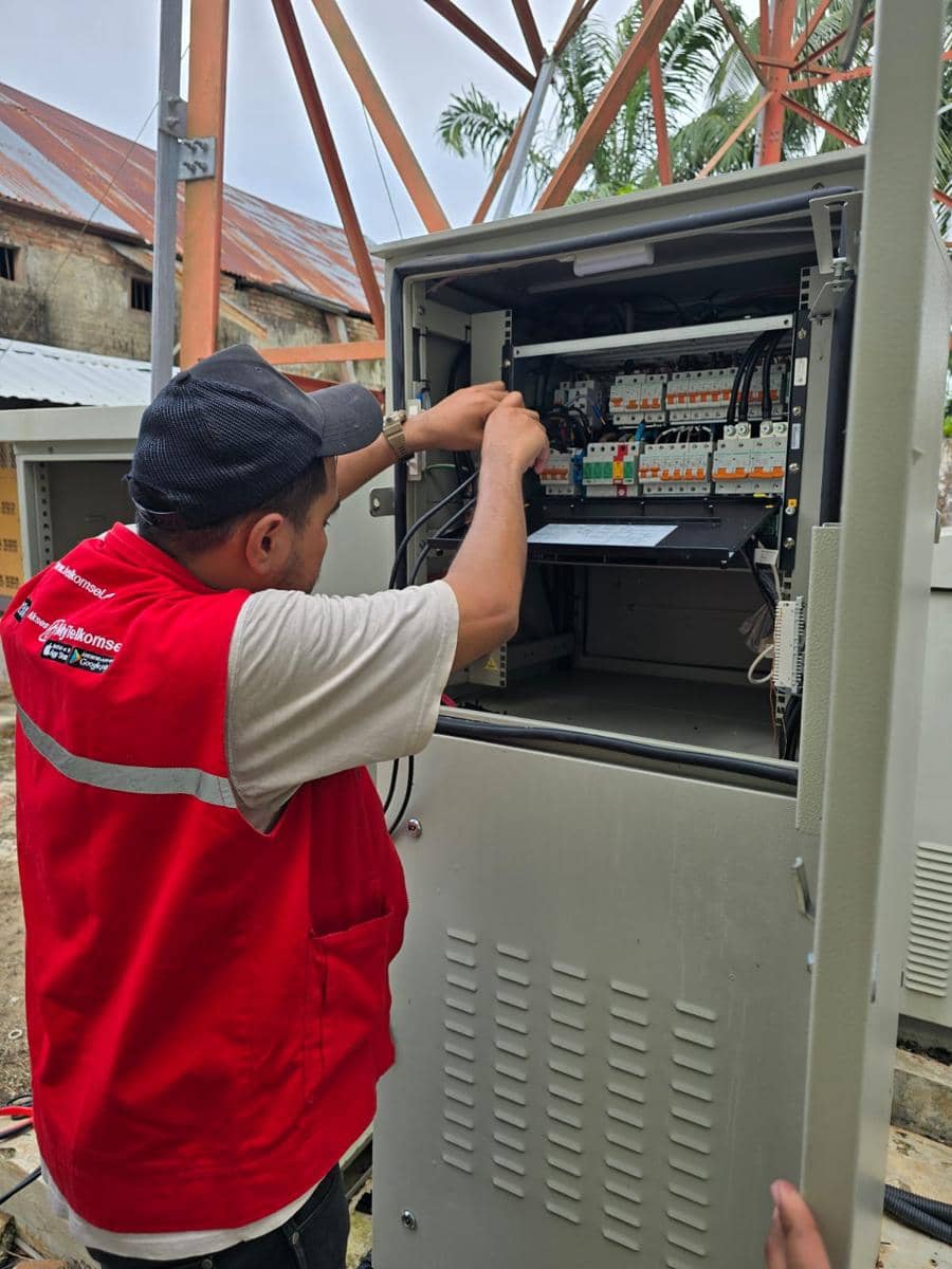 Petugas sedang melakukan upaya pemulihan jaringan Telkomsel di Aceh Tamiang (dok.Telkomsel)