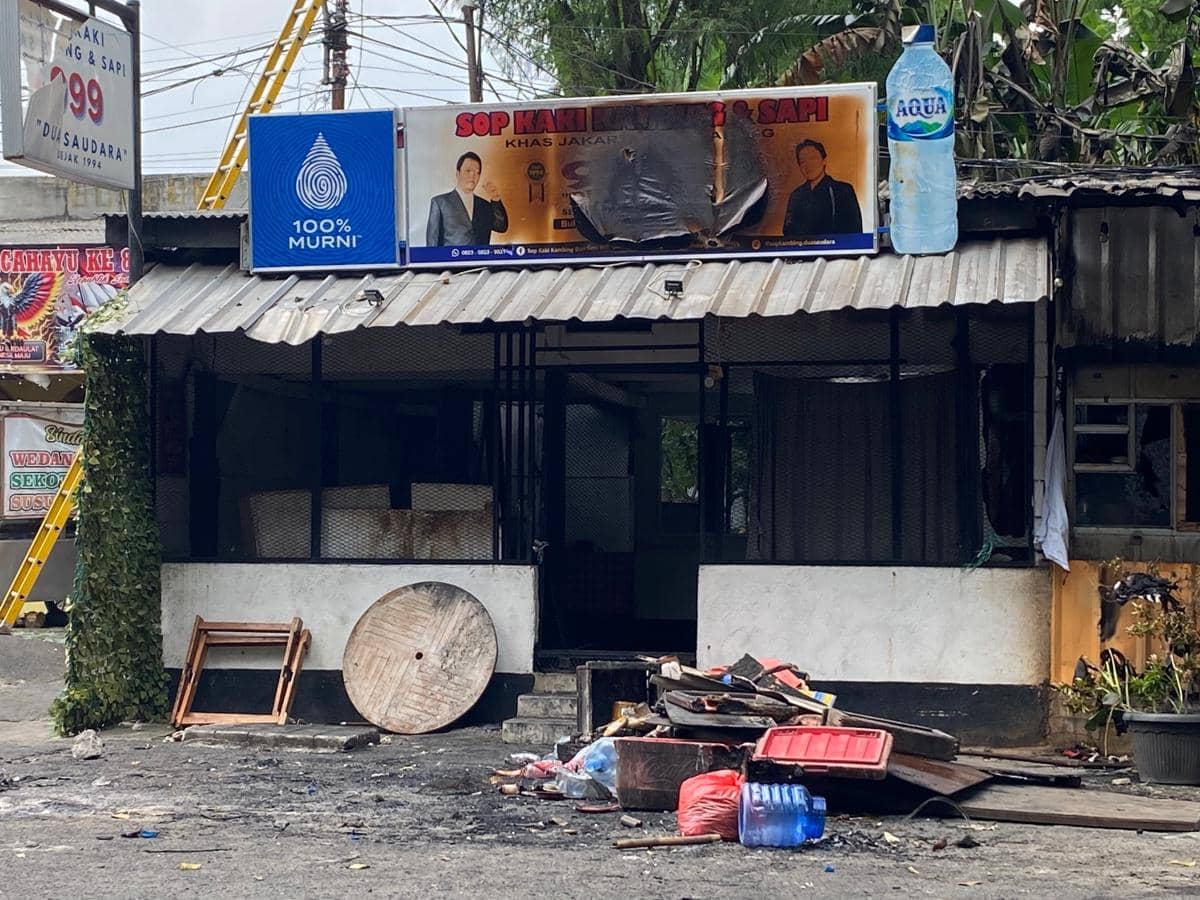 Puluhan ruko di TMP Kalibata dibakara massa usai mata elang dikeroyok 