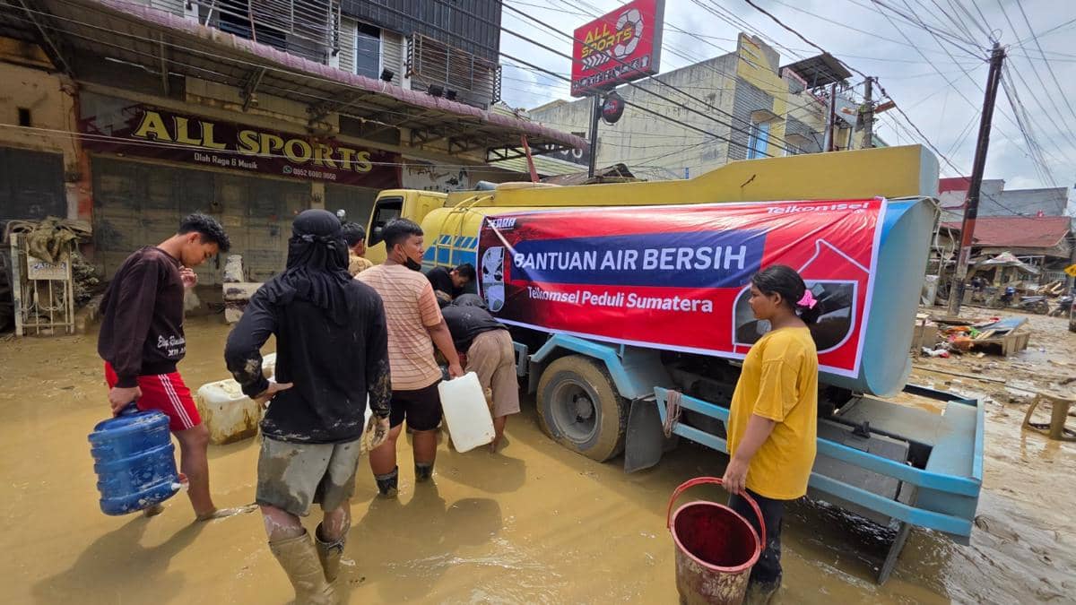 Telkomsel menyalurkan bantuan air bersih ke korban banjir Sumatra (dok.Telkomsel)