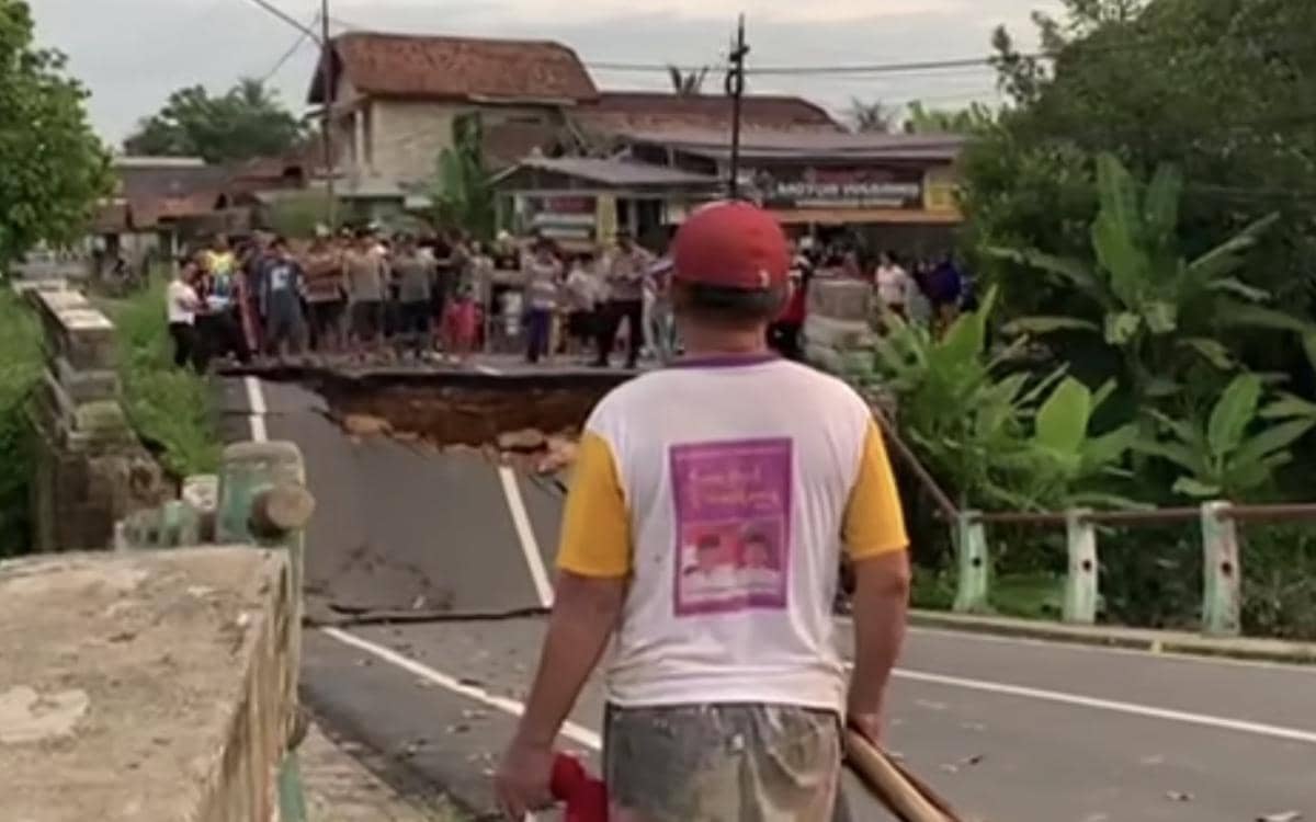 Patahan jembatan di Prabumulih akibat hujan deras di Sungai Kelekar