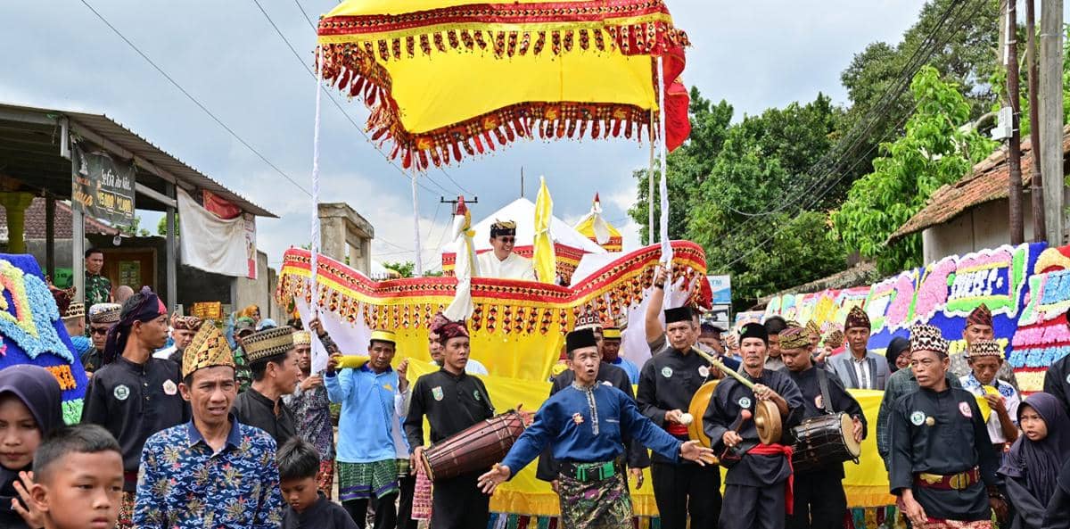Bupati Lampung Selatan, Radityo Egi Pratama, menerima gelar Pengikhan Penata Marga dalam perhelatan Cangget Bagha Marga Katibung