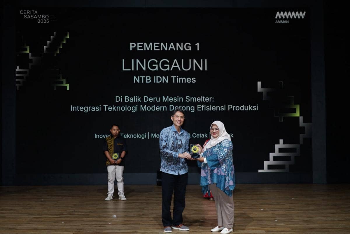 Jurnalis IDN Times, Linggauni saat menerima penghargaan dari Presiden Direktur PT Amman Mineral Internasional Tbk, Arief Sidarto di Batu Hijau, Kamis (11/12/2025). (Dok.AMMAN)