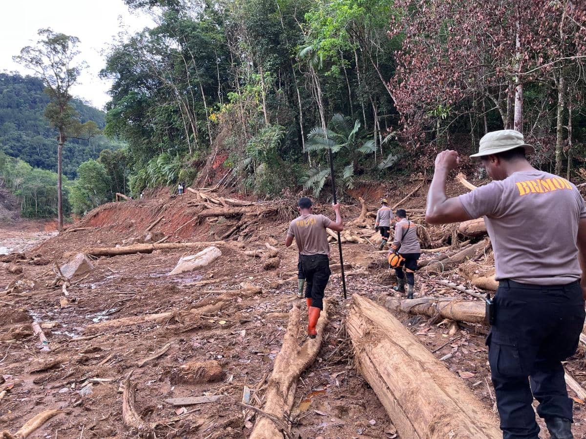 Petugas gabungan menyeser Desa Bair, Tapanuli Tengah usai dihantam banjir bandang 25 November 2025 lalu (dok.Nanda untuk IDN Times)