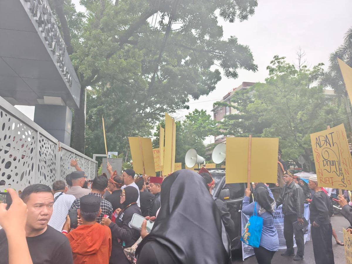 Ratusan Masa Gelar Aksi Penyelamatan BKB di Kantor Gubernur Sumsel.