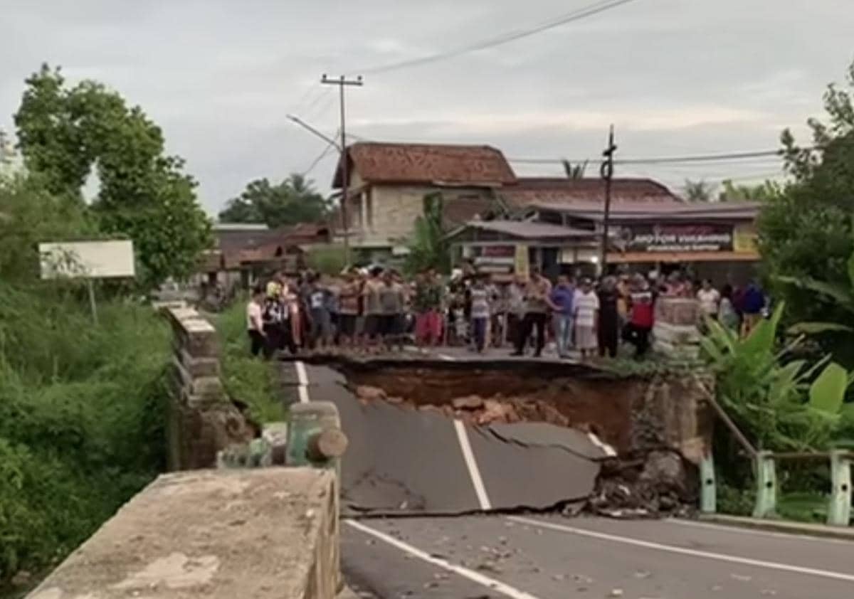 Patahan jembatan di Prabumulih akibat hujan deras di Sungai Kelekar.