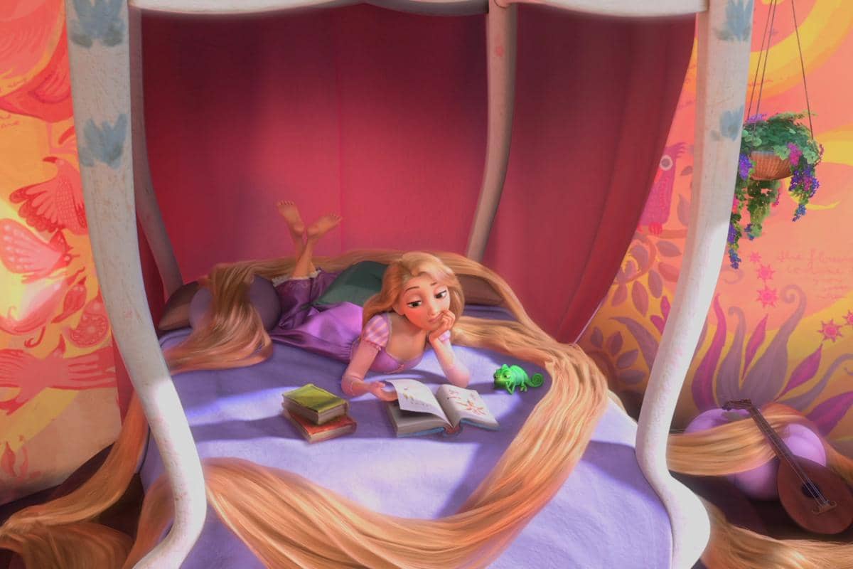 Rapunzel juga menggunakan waktunya sehari-hari untuk mencoba banyak aktivitas termasuk membaca buku