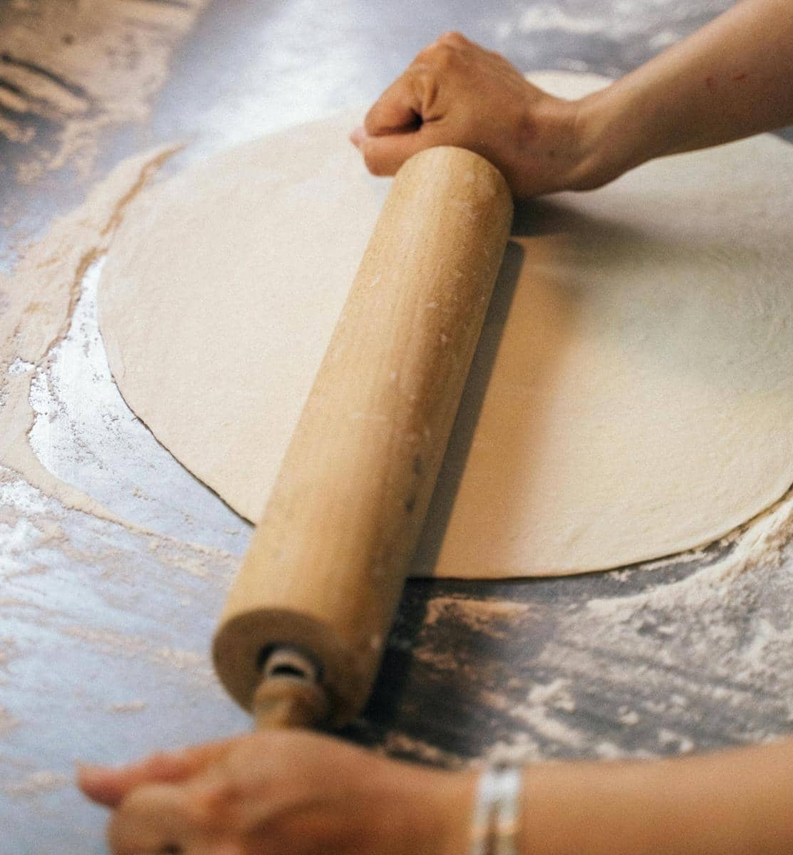 ilustrasi membulatkan adonan dengan rolling pin