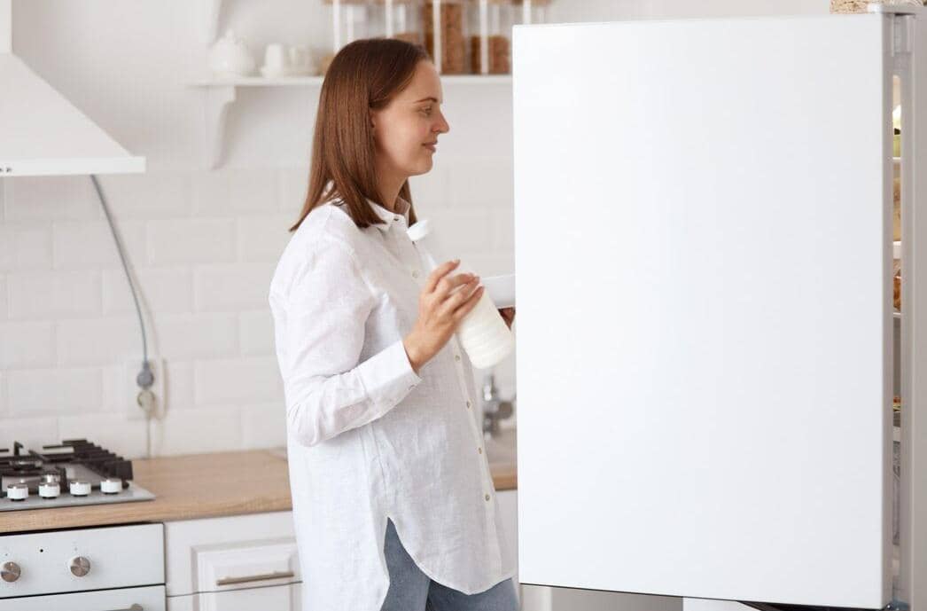 ilustrasi menyimpan susu di kulkas