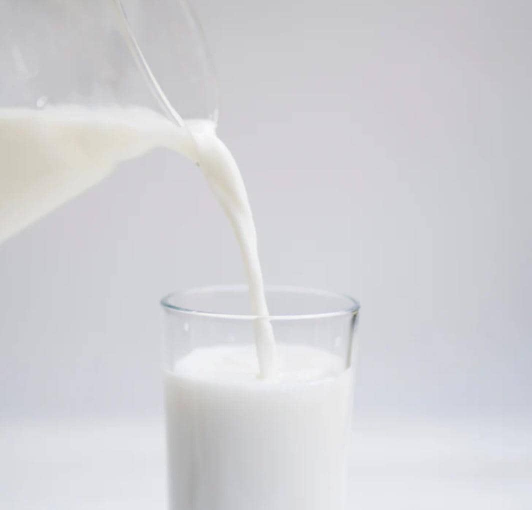 ilustrasi menuang susu di gelas