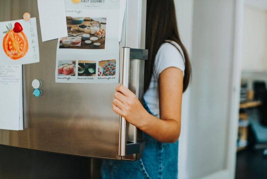 ilustrasi mengambil susu di kulkas