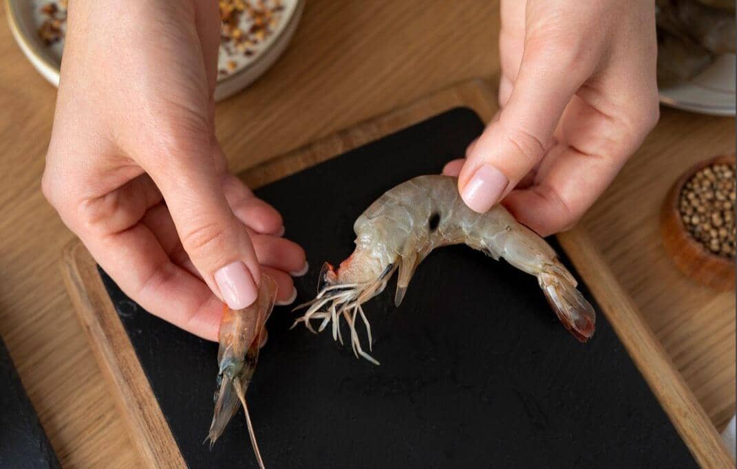 ilustrasi mengupas udang