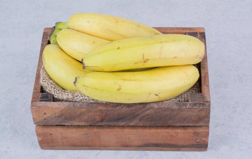ilustrasi pisang di atas kotak kayu