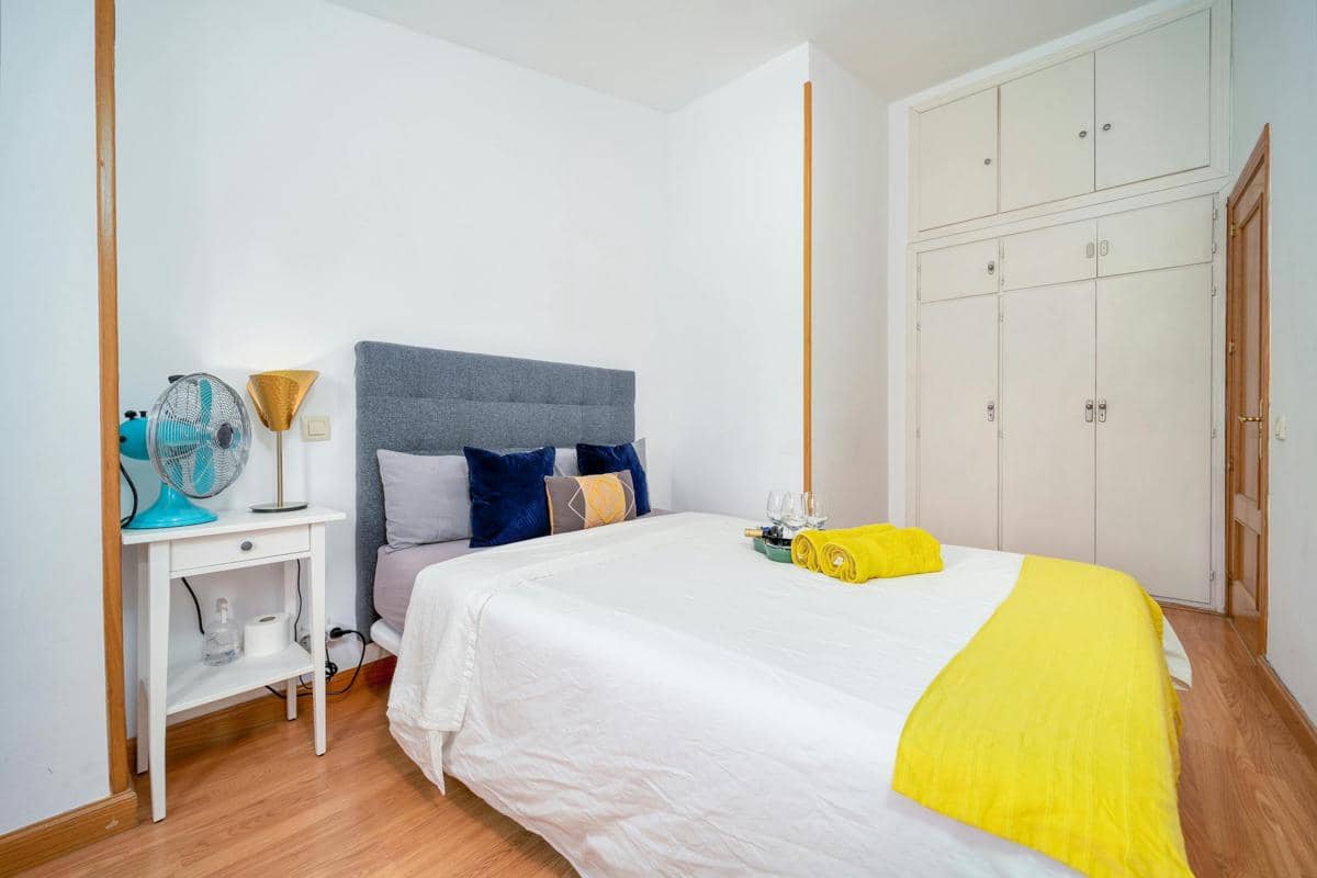 ilustrasi kamar tidur dengan bed cover