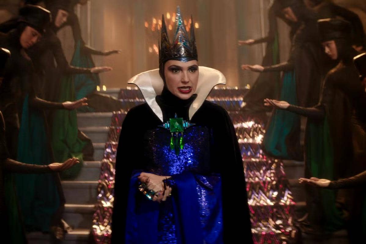 cuplikan adegan Evil Queen dalam film Snow White 