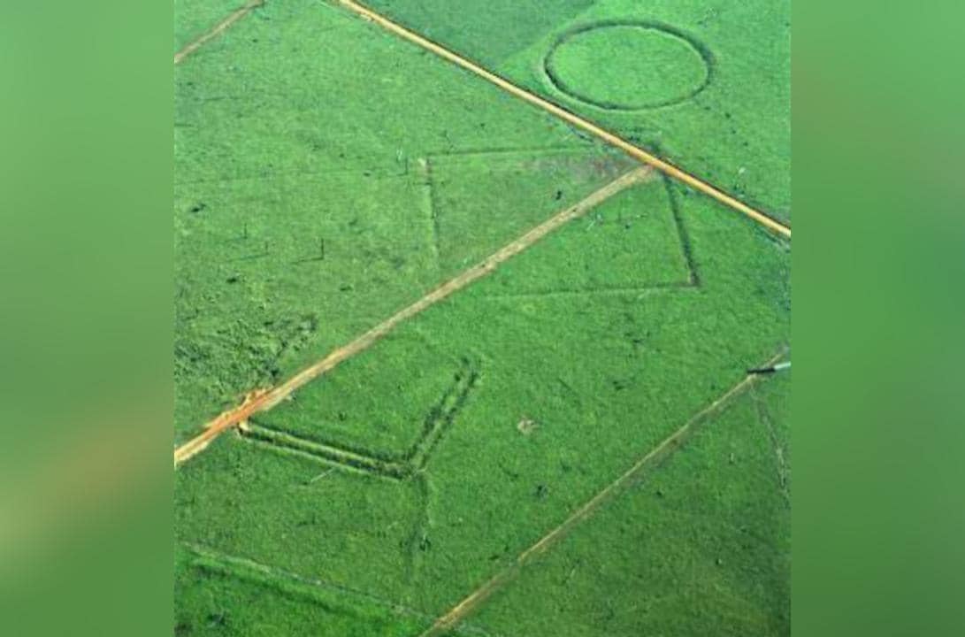 Geoglif di lahan yang mengalami deforestasi di situs Fazenda Colorada di hutan hujan Amazon, daerah Rio Branco.