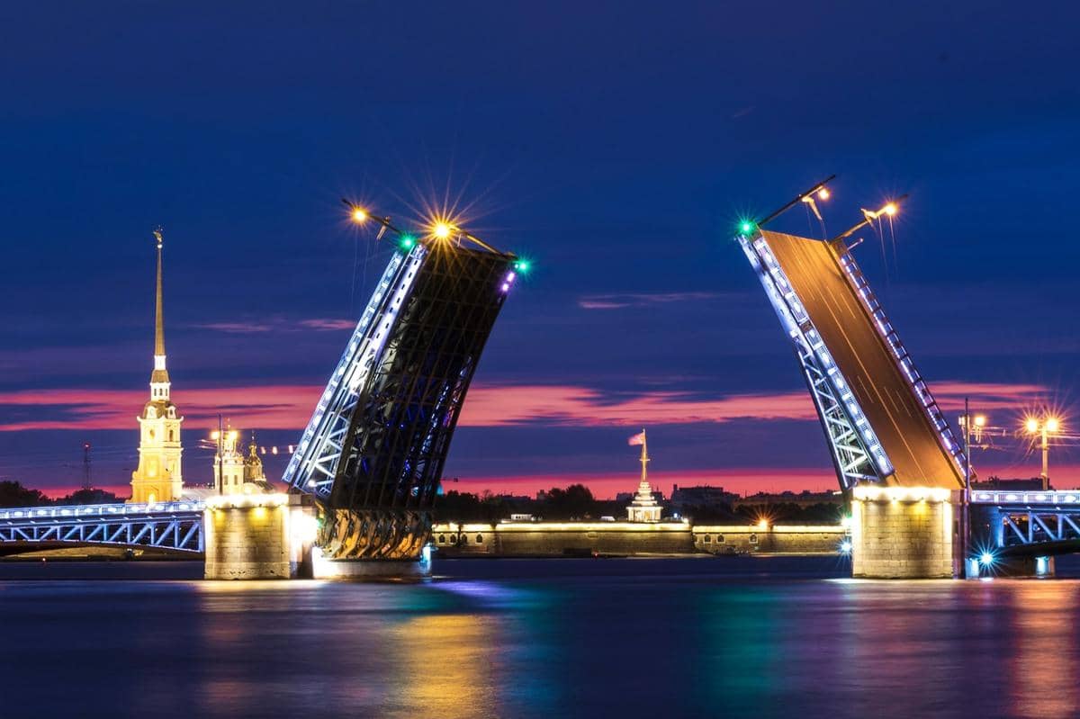 Palace Bridge, jembatan yang berdiri di atas Sungai Neva, Saint Petersburg, Rusia