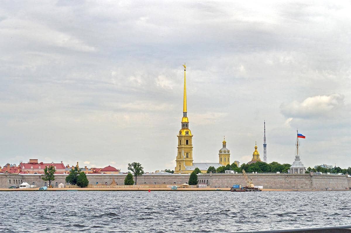 Sungai Neva dengan latar belakang Benteng Peter dan Paul di Saint Petersburg, Rusia