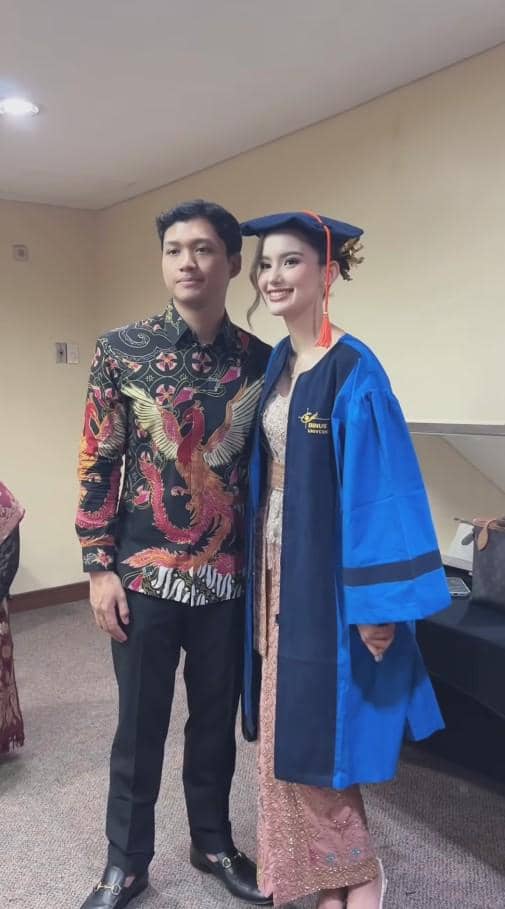 Sarah Menzel Wisuda S1 (instagram.com/ashanty_ash)