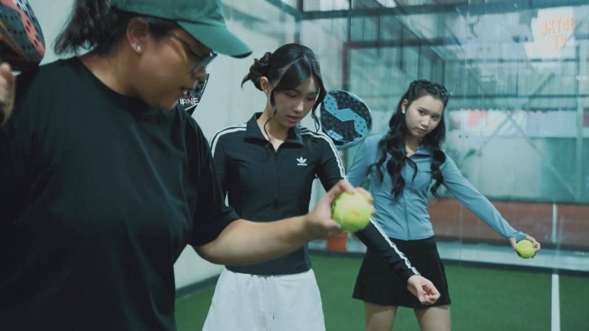 member JKT48 pertama kali main padel (youtube.com/jkt48tv)